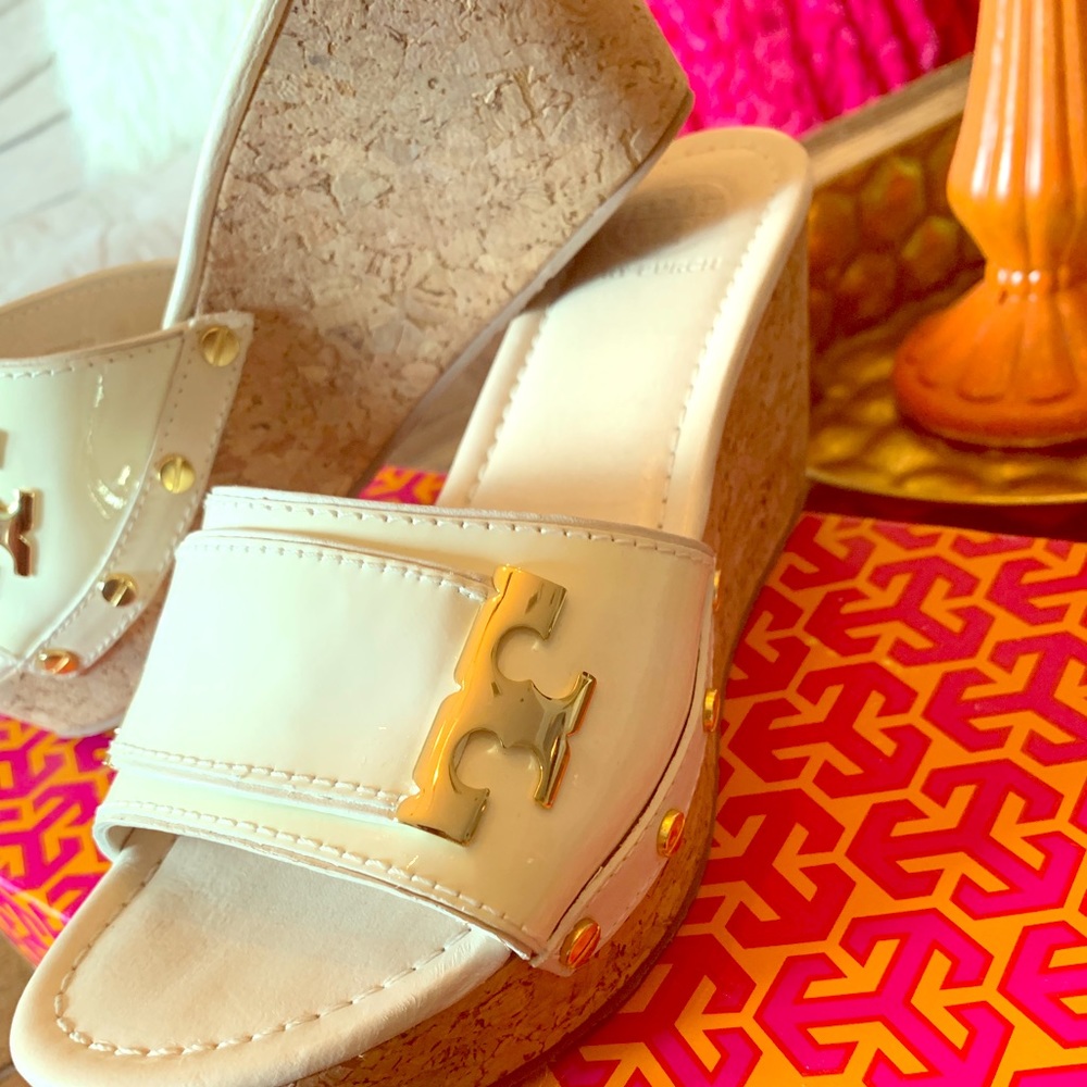 TORY BURCH WEDGE SANDAL.